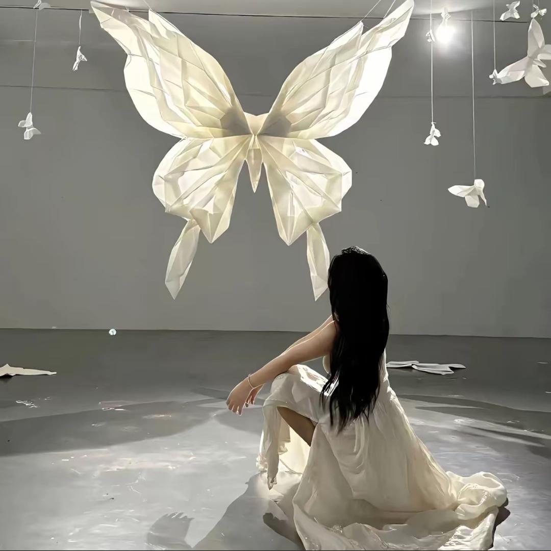 轻蝶掠溪