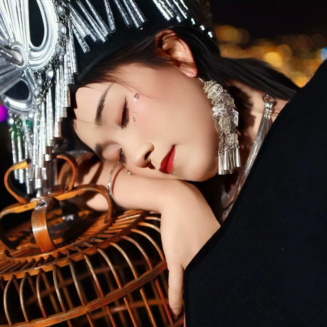 没有伞的孩子必须努力奔跑