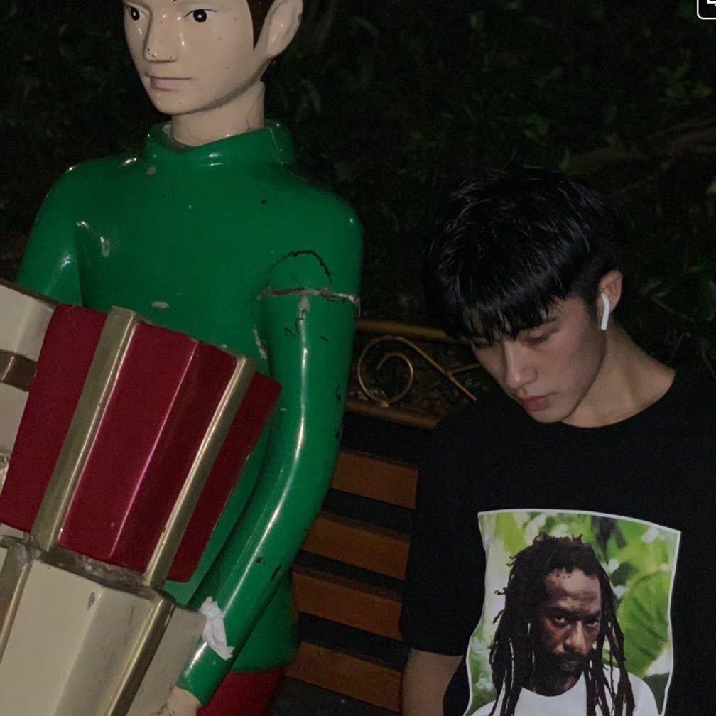 右边的海