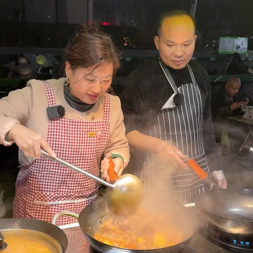 郑州小两口地摊炒鸡