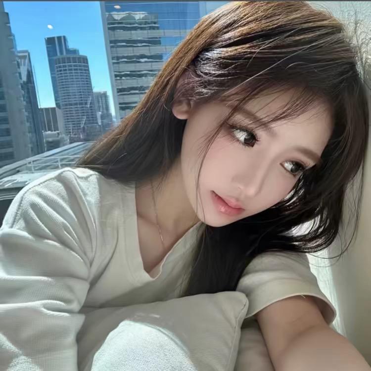 小 璐.