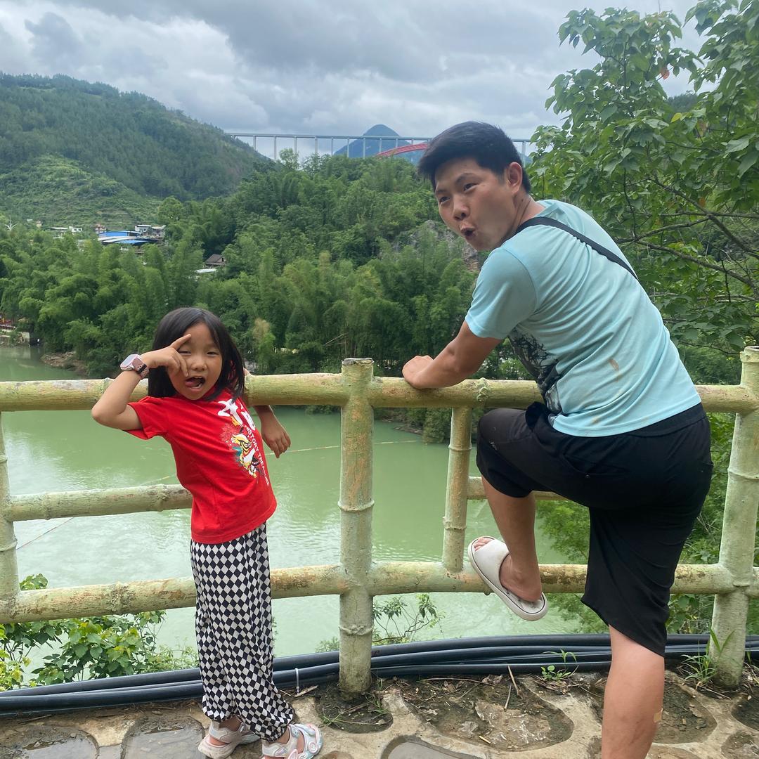 单亲爸爸《尤鱼仔》带两姑娘