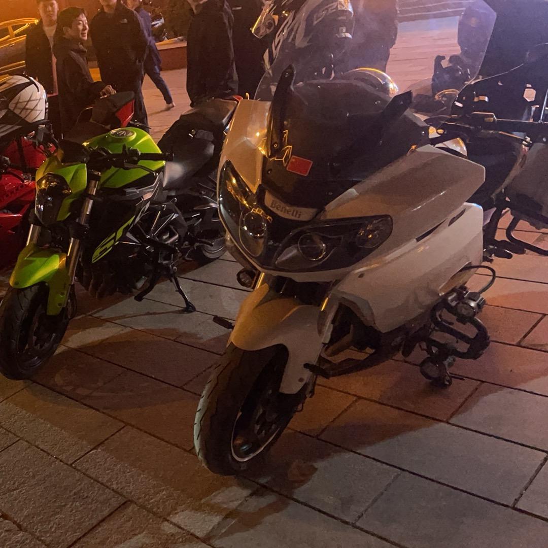 剪头的中年大叔