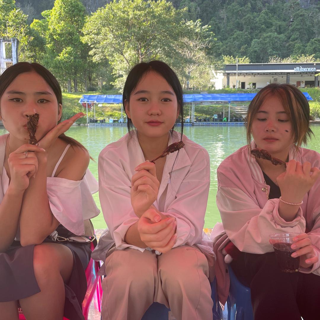 云南苗族一家人