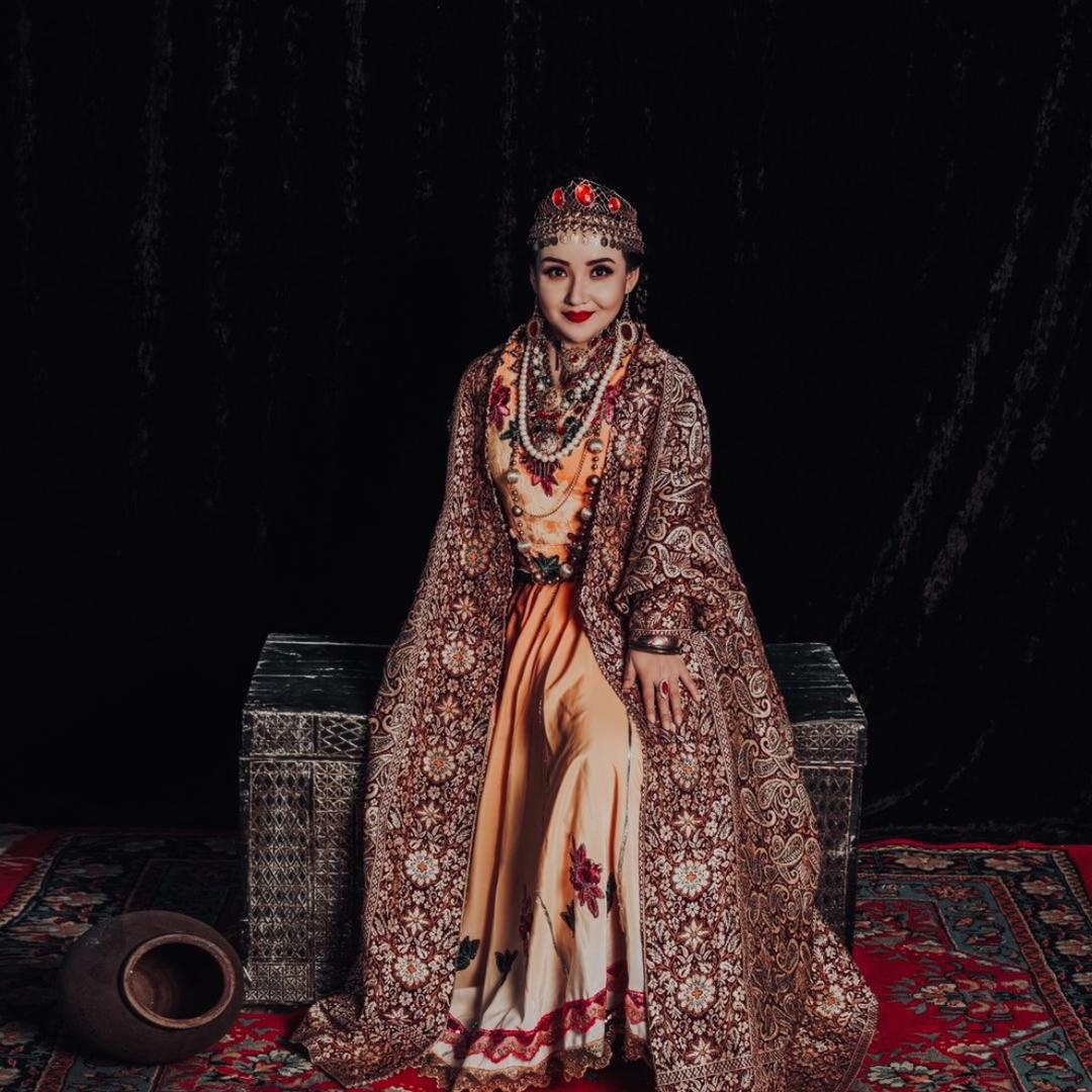 古再丽阿依,美月