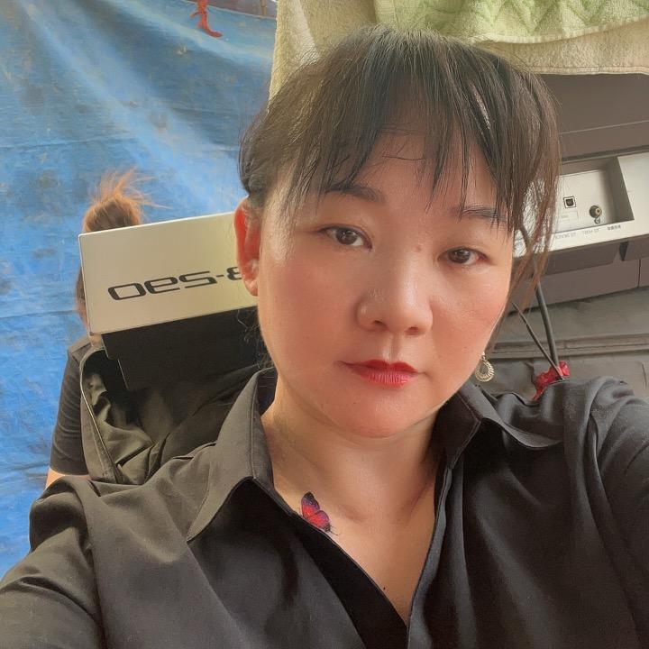 秀儿妹妹红太阳管乐歌舞队。