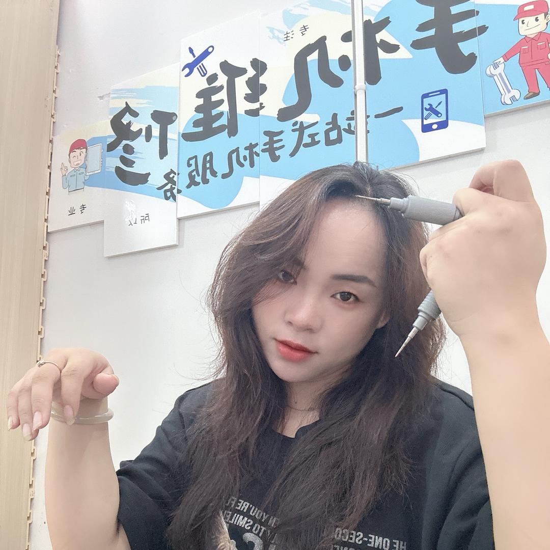 九零后修手机老阿姨