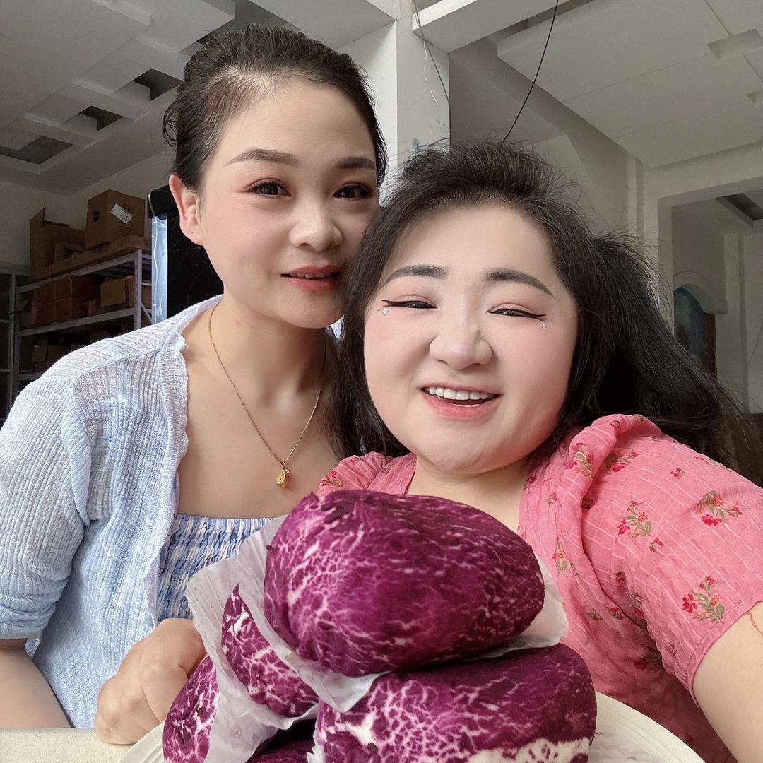 二妮爱美食（小肉包）