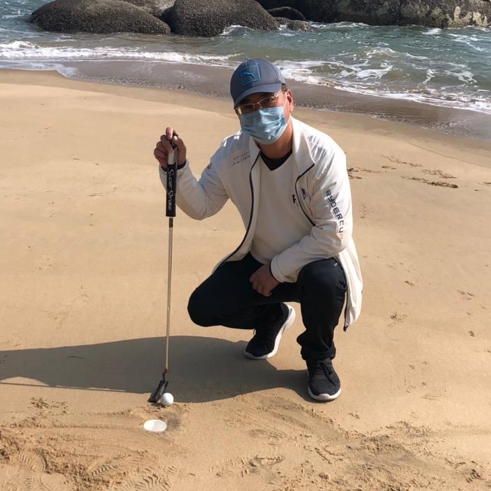 老何真的喜欢高尔夫