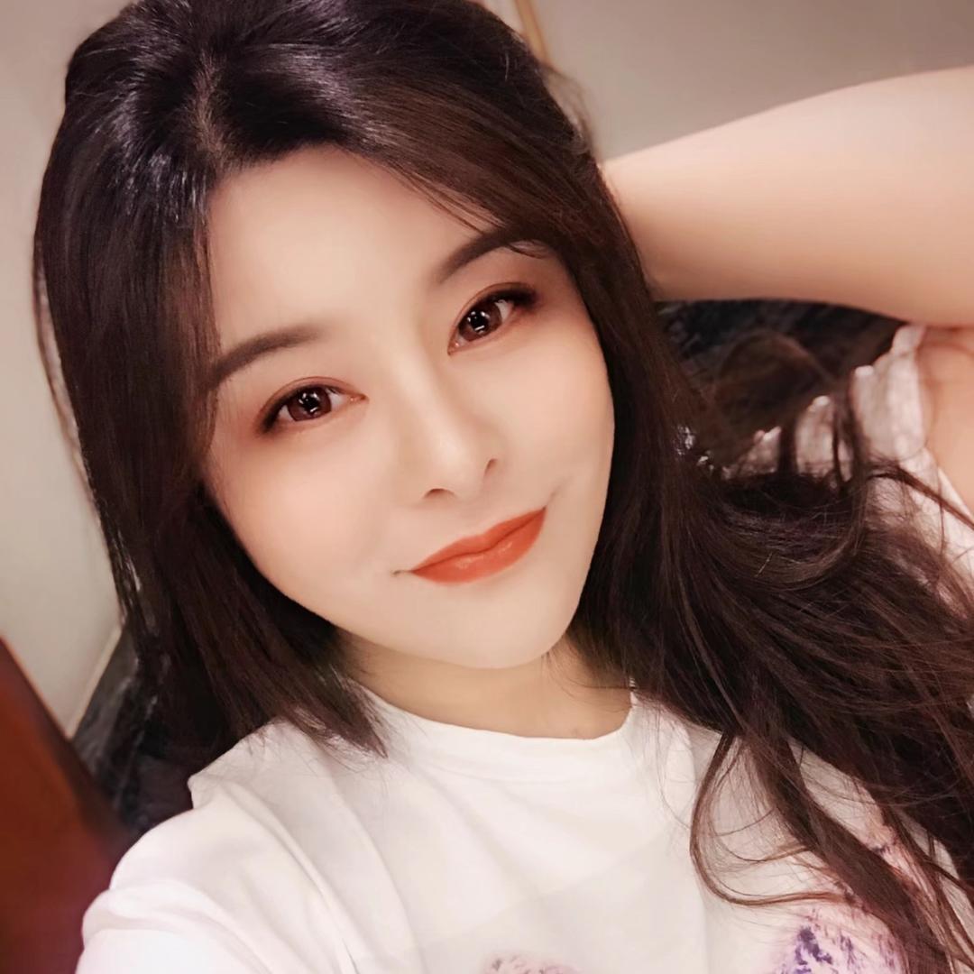 美妞儿爱猫猫