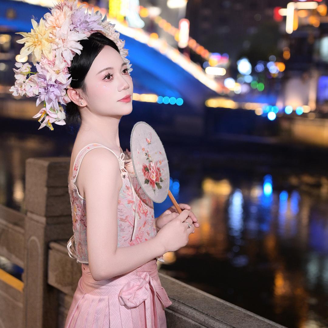 美女怎么会ᵉᵐᵒ