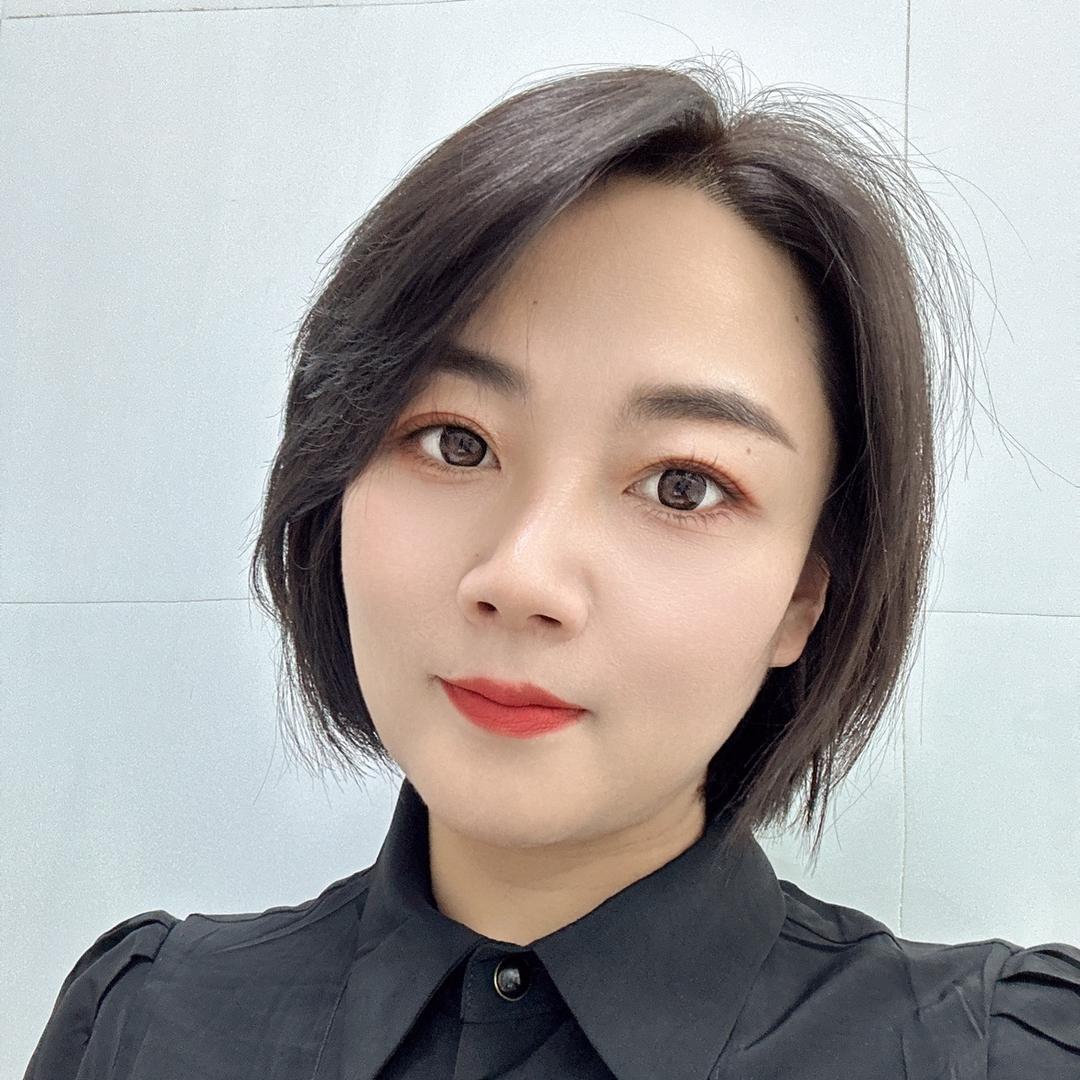 施华洛婚纱店长 伊伊