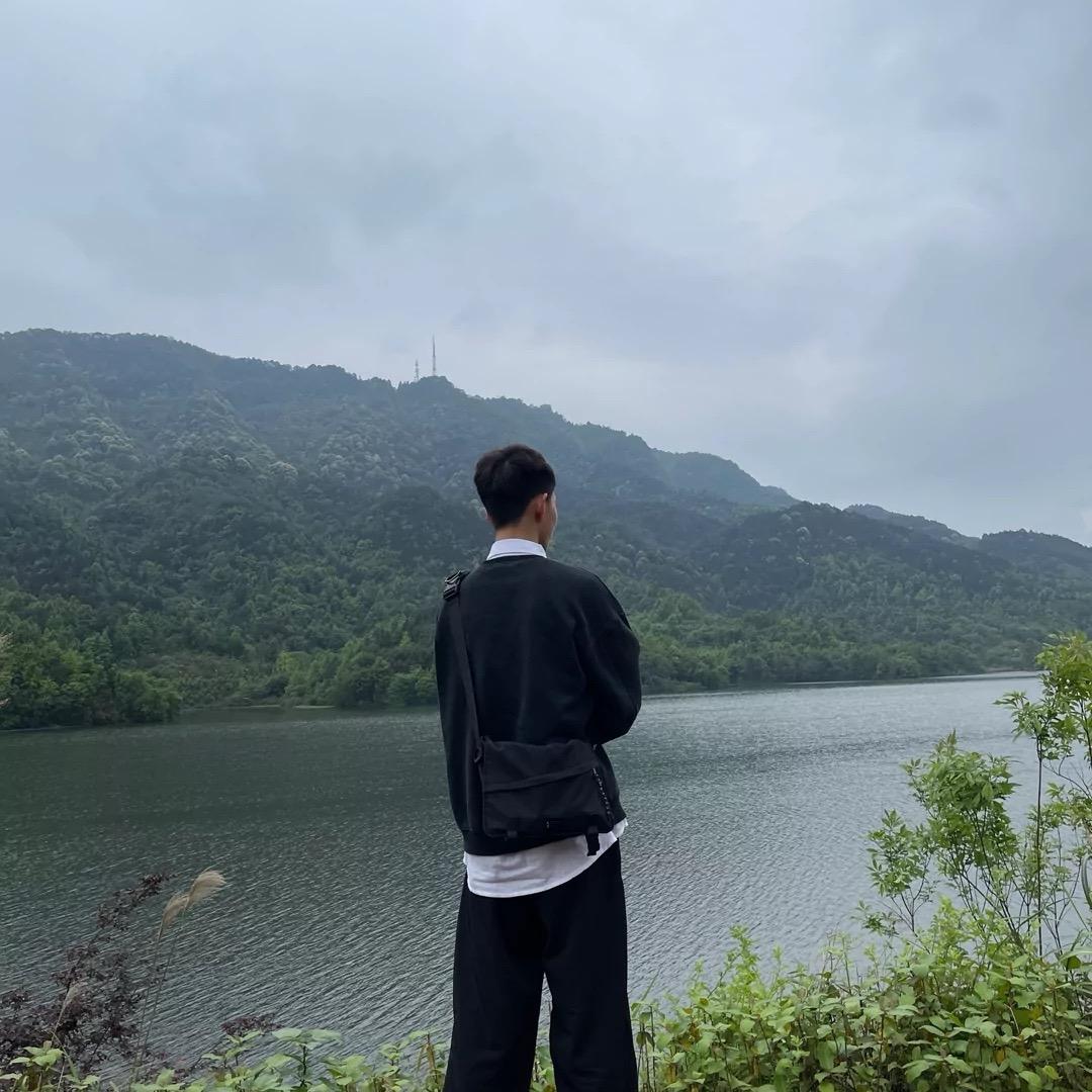 老🧊（役前教育物资都在橱窗里）