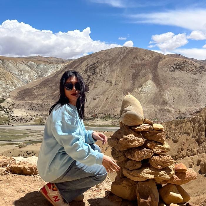 熊露ལྷ་མོ། 在西藏做酒店