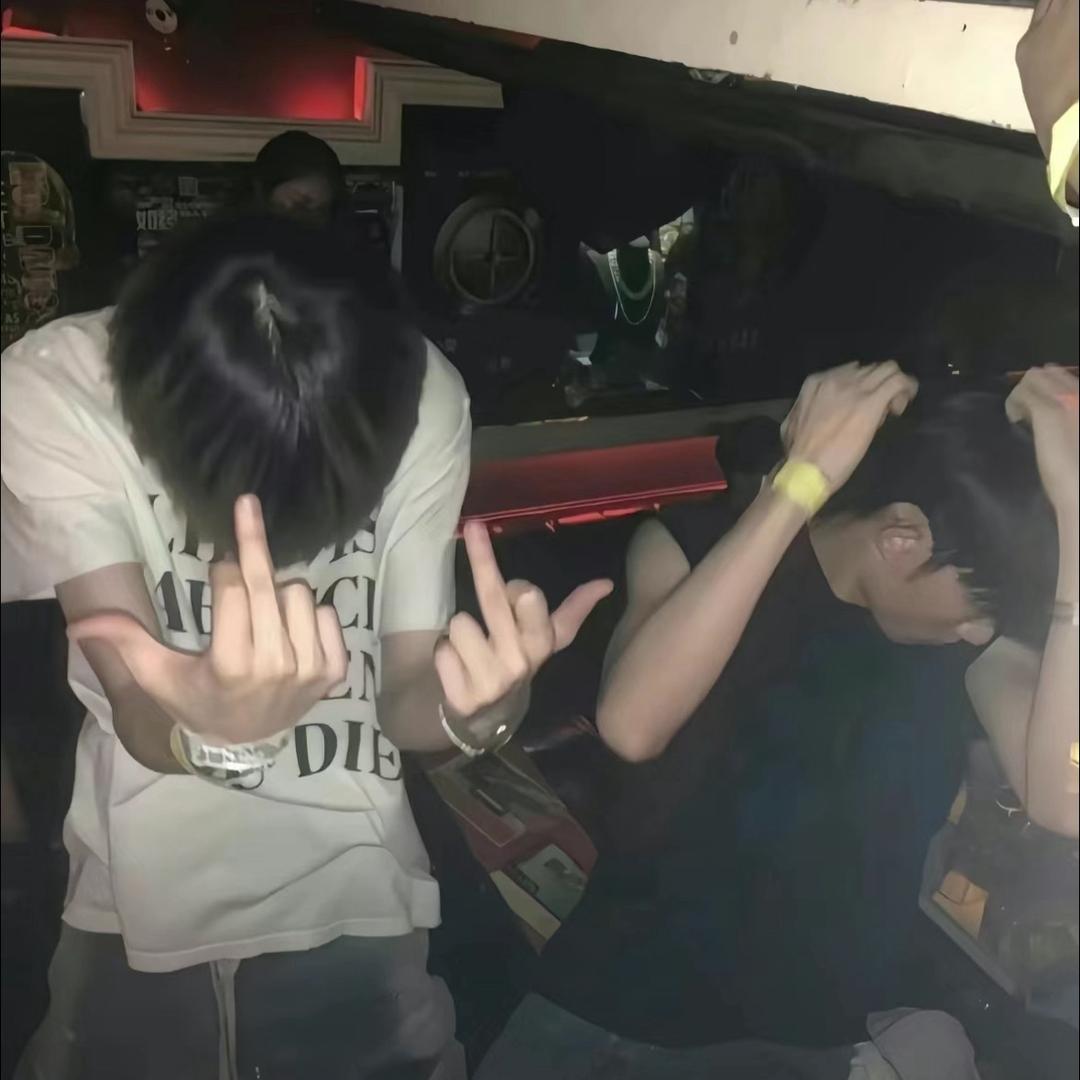 亚亚.