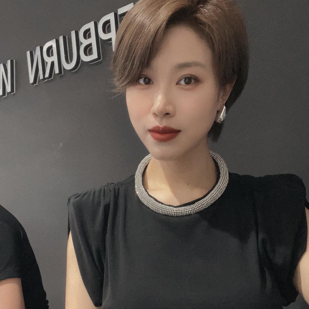 开了一家赫本婚纱店