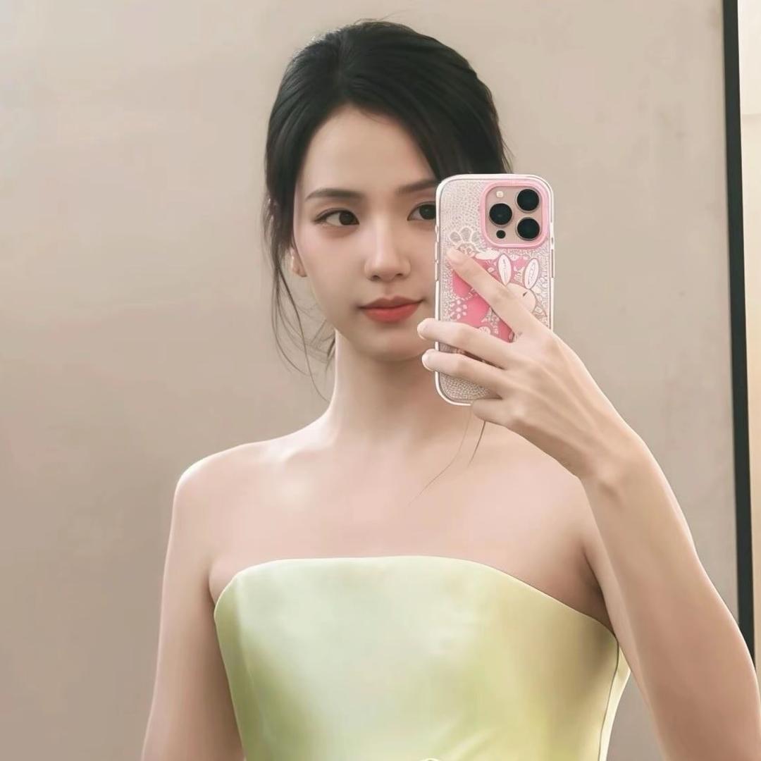 尹允恩🐰(和智秀对视比心版)