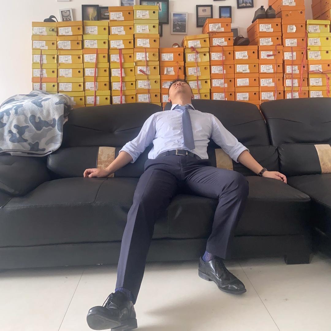 mai皮鞋的大男孩