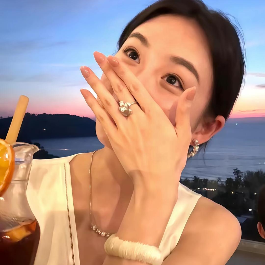 莫莫莫……