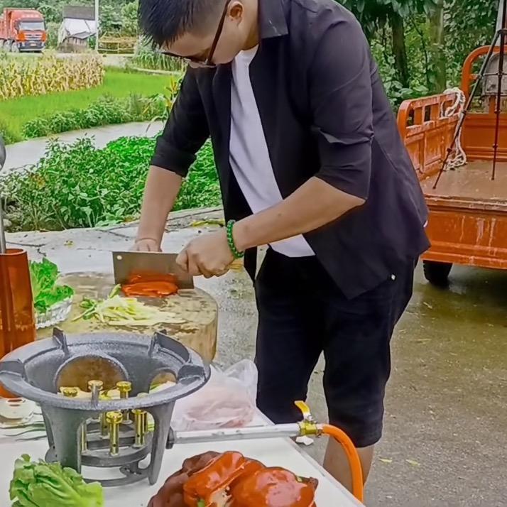 小龙爱美食