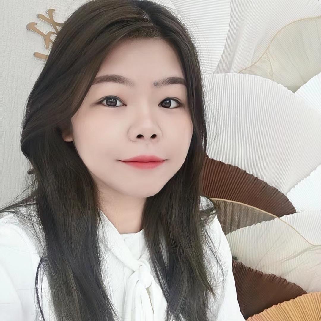 庆珍喜欢玩美甲