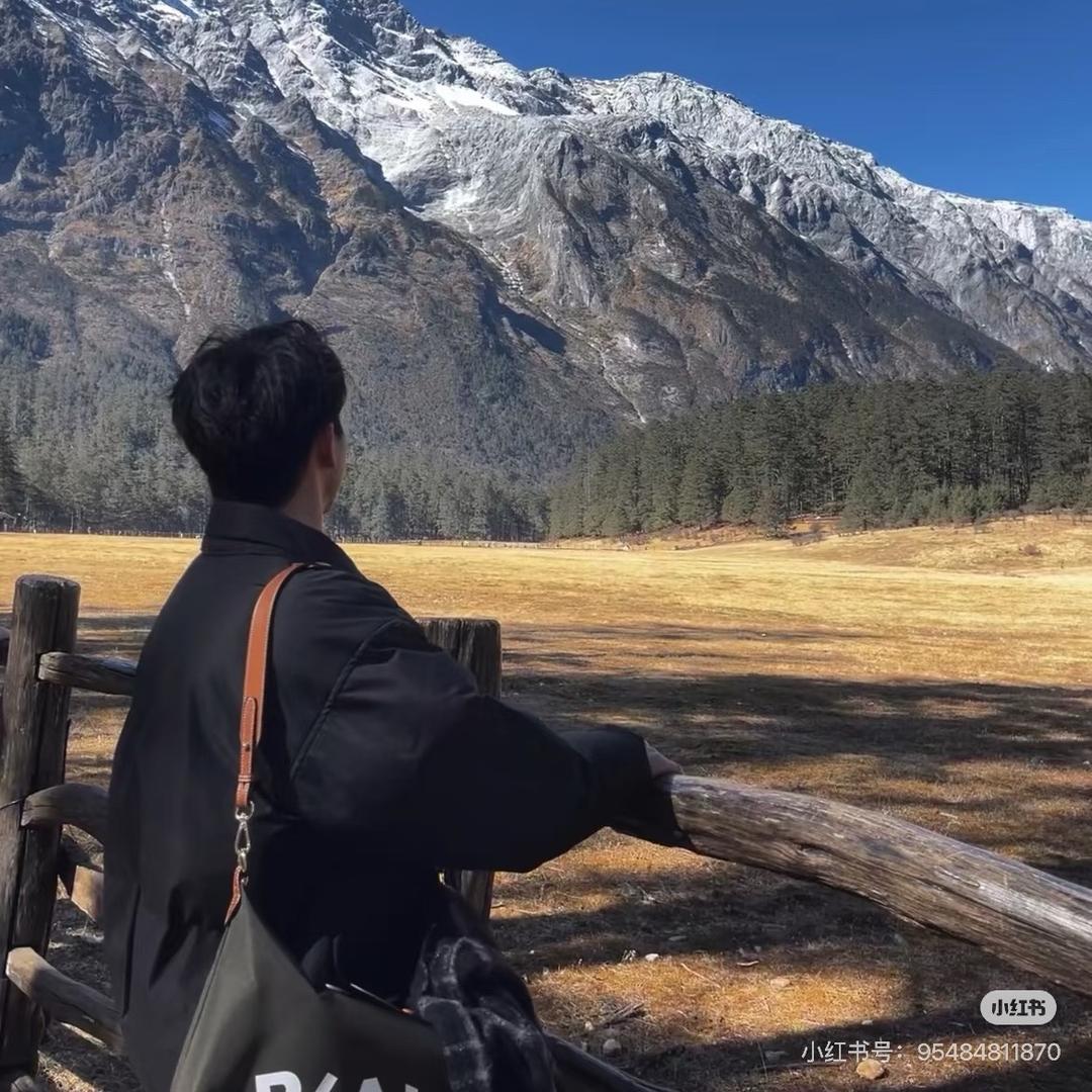 月光落在左手上