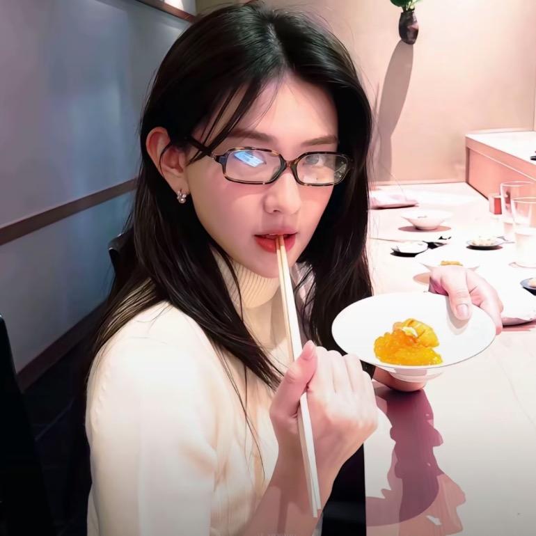 茜