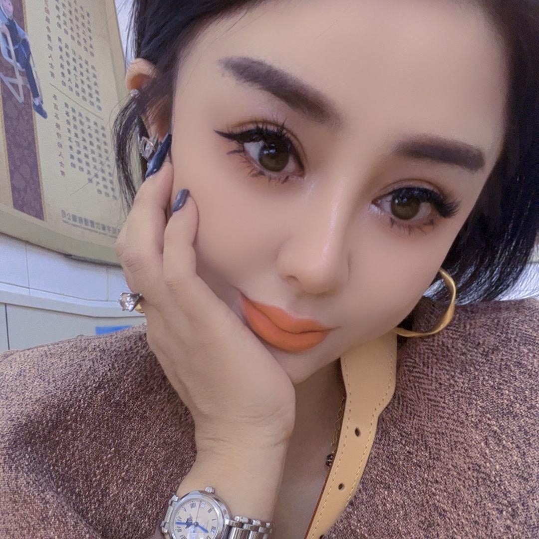 月月爱臭美😄