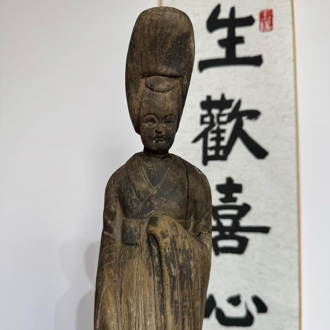 你专心在画睫毛