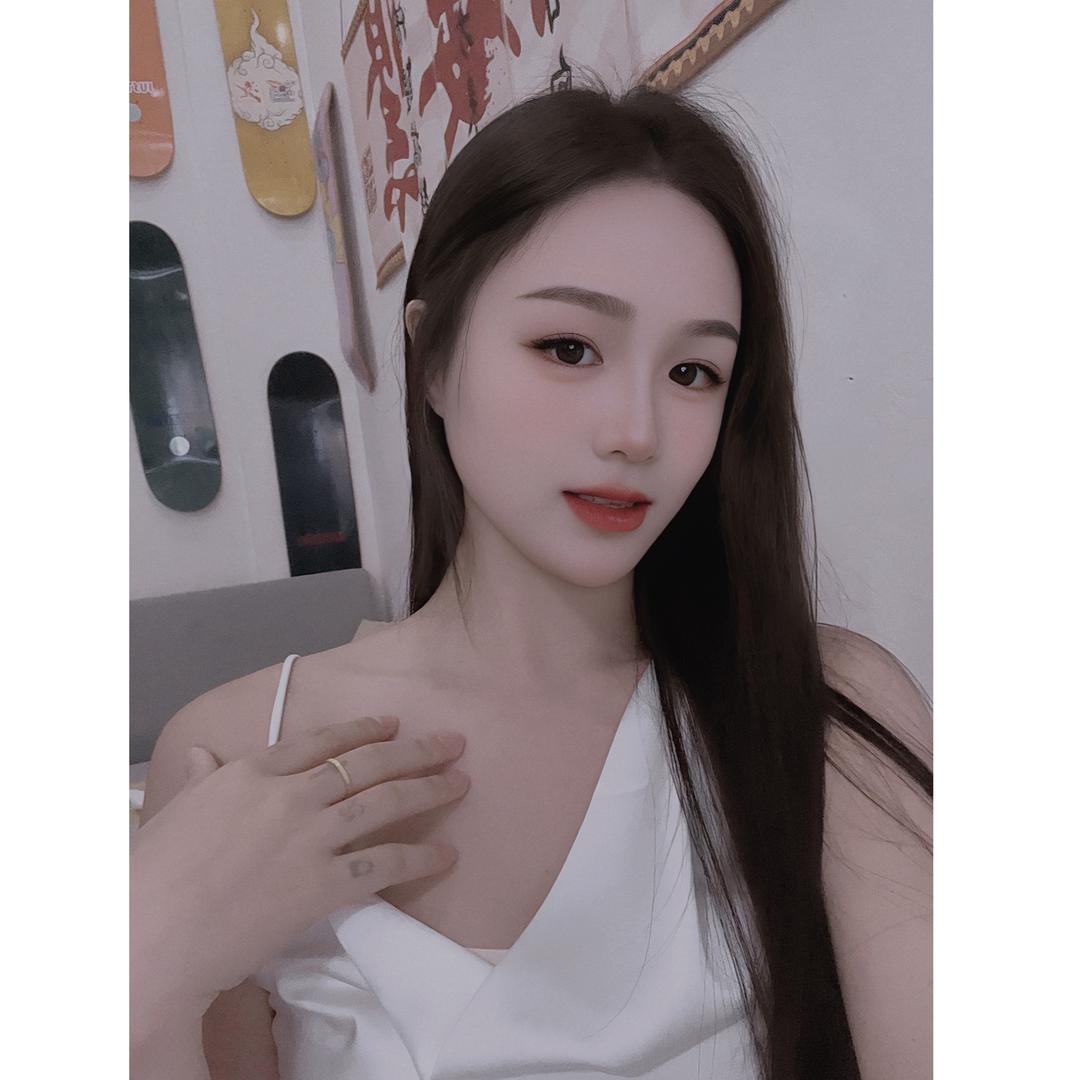 腼腆小美.