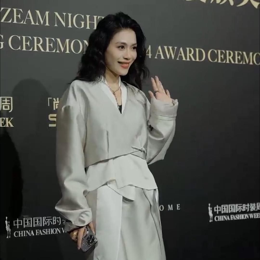 素白休闲穿搭店