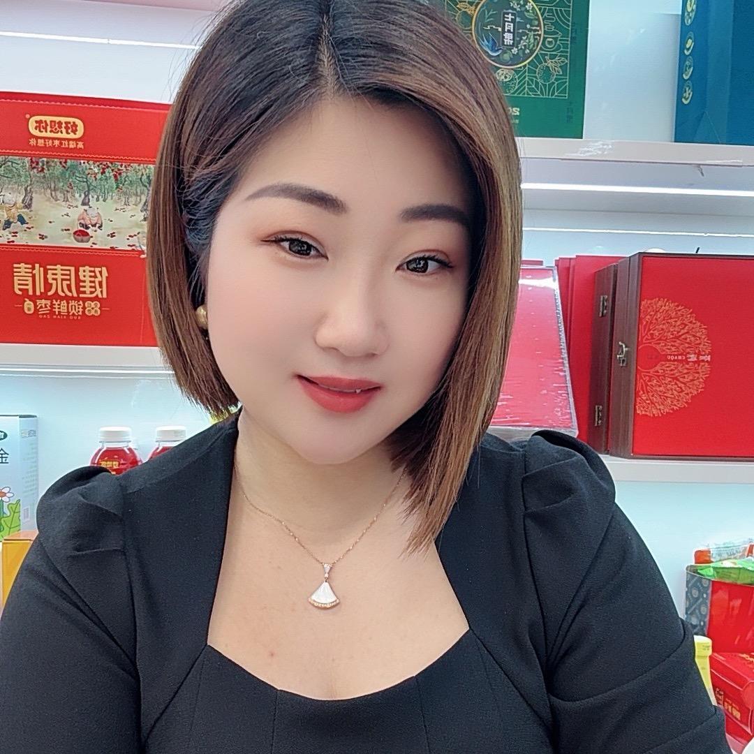 灵月，在农港城卖月饼
