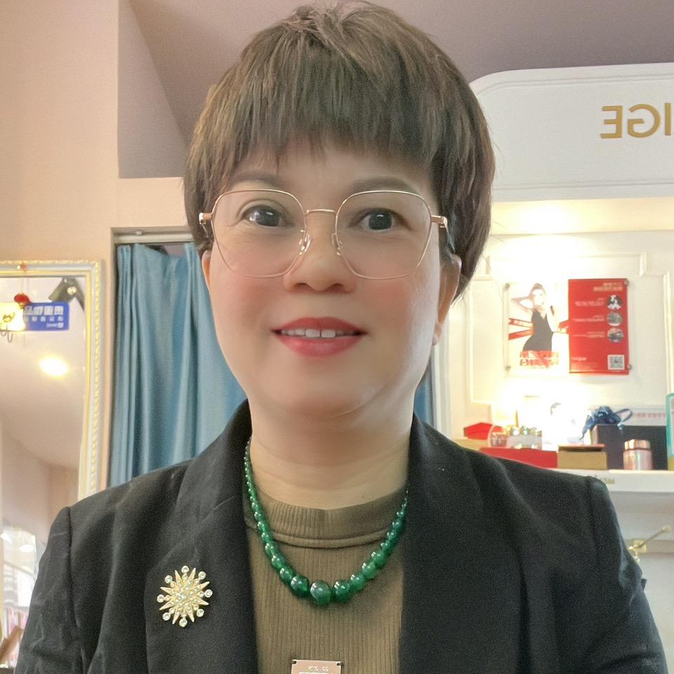 芬姐，服装店老板娘