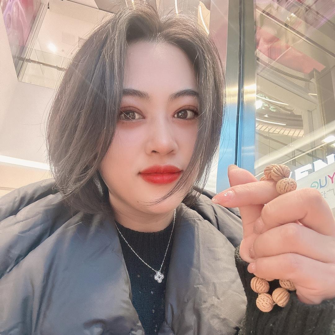 皇族刘百万野生桃核琢琢