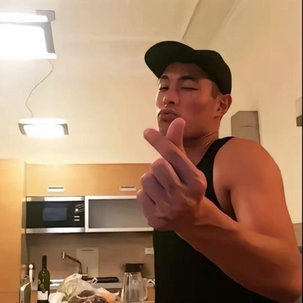 连告别都双手插兜的男人