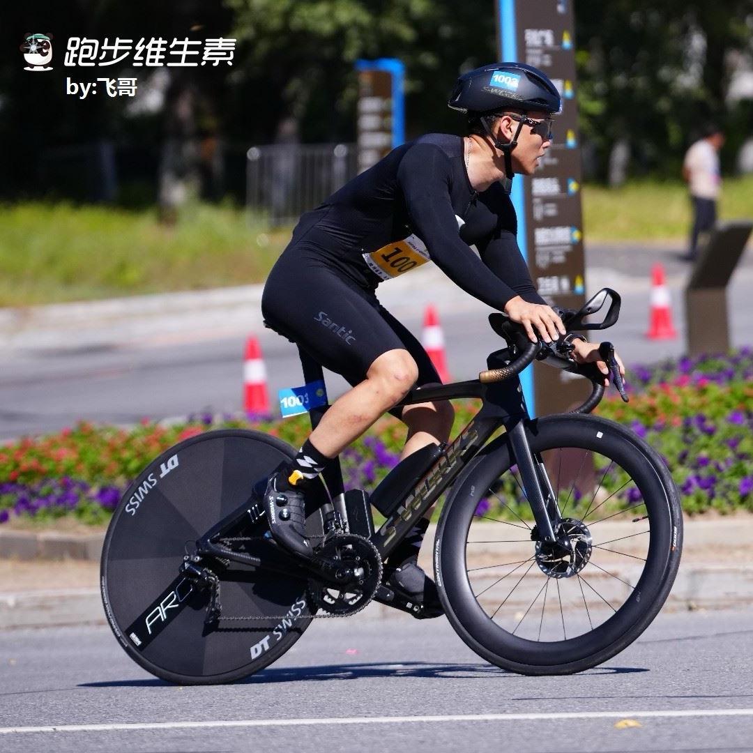 关禹骑车