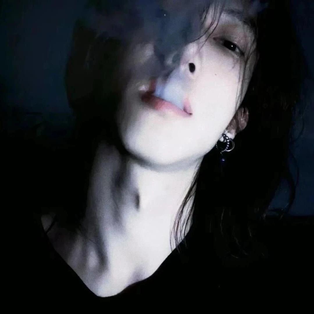 打扮成忧郁总裁被骂装货