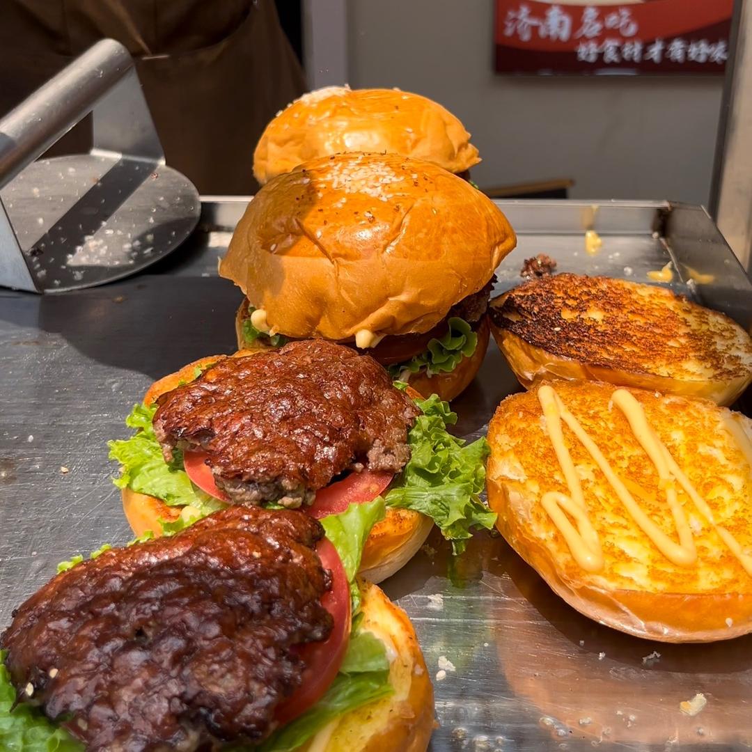 掀牛牛肉汉堡