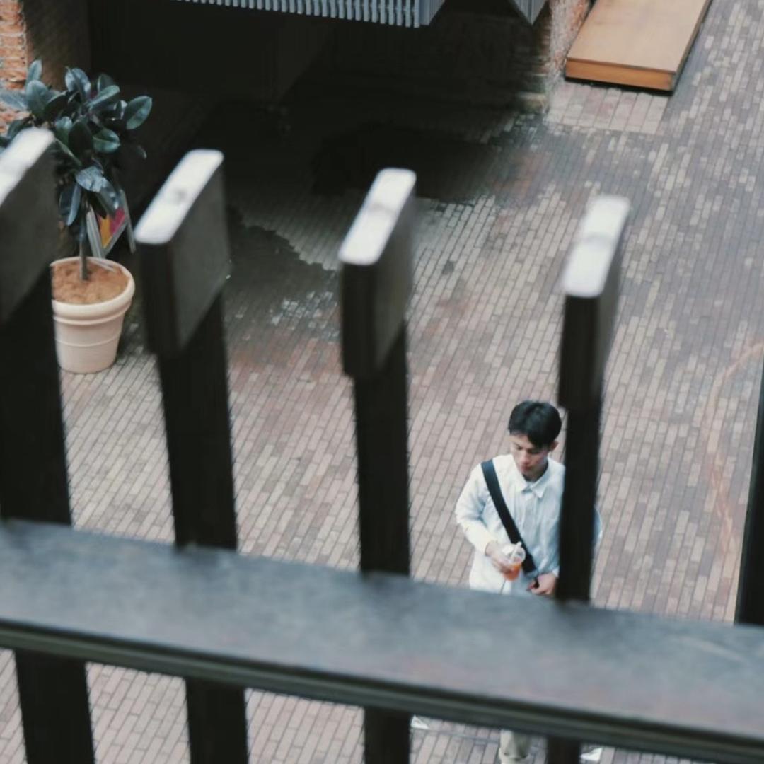 贝斯不弹根音           ╲