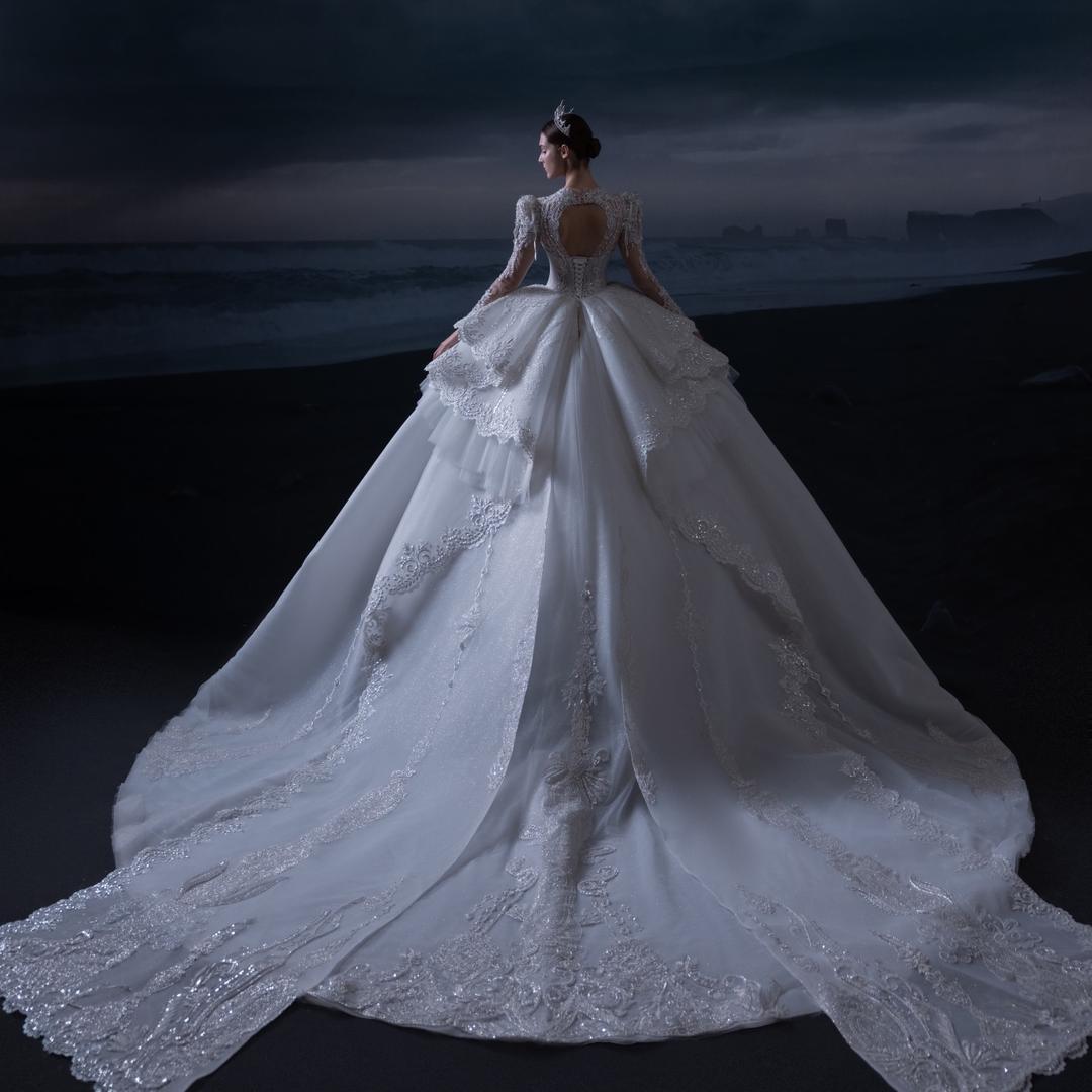 芳晨国际品牌婚纱礼服馆官方号