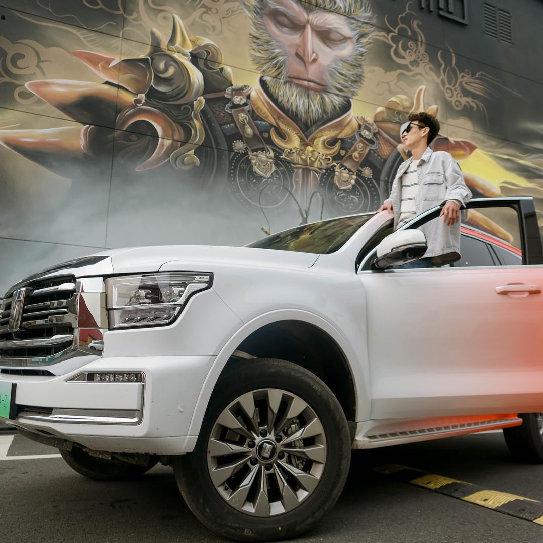 小泽爱玩车