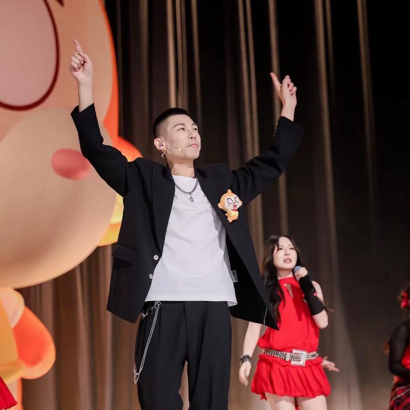 🌈躲在角落观察ABC🌈