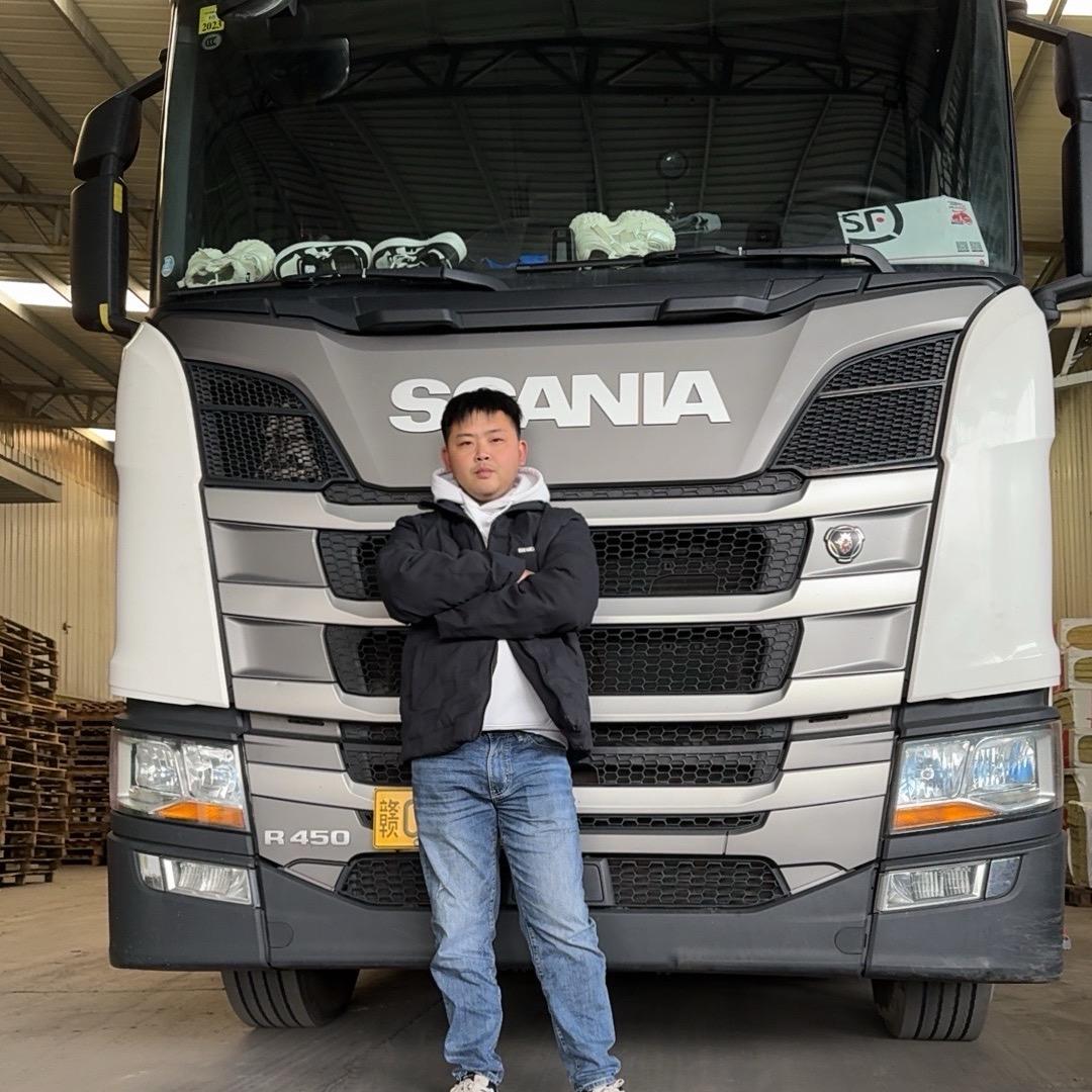开卡车🚚的曾先生