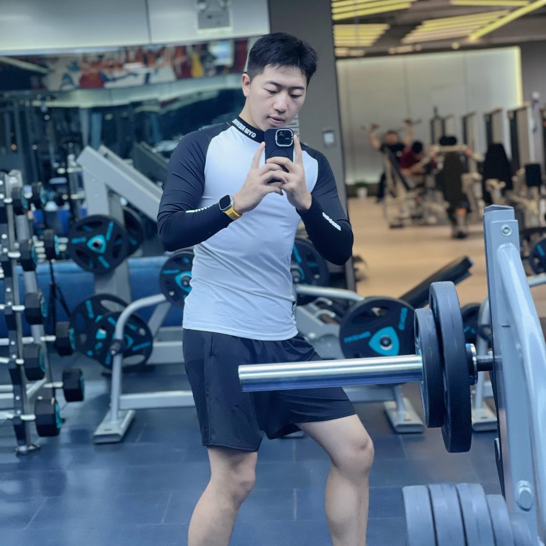 靠富婆续命的教练