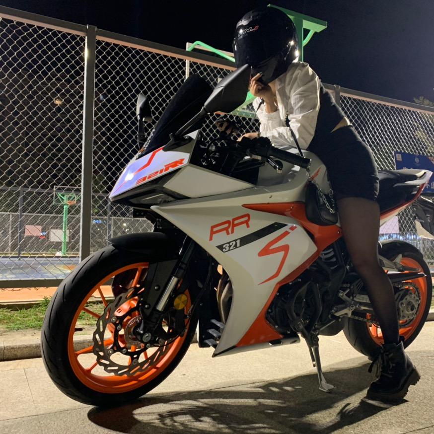 巷口 的猫：木子