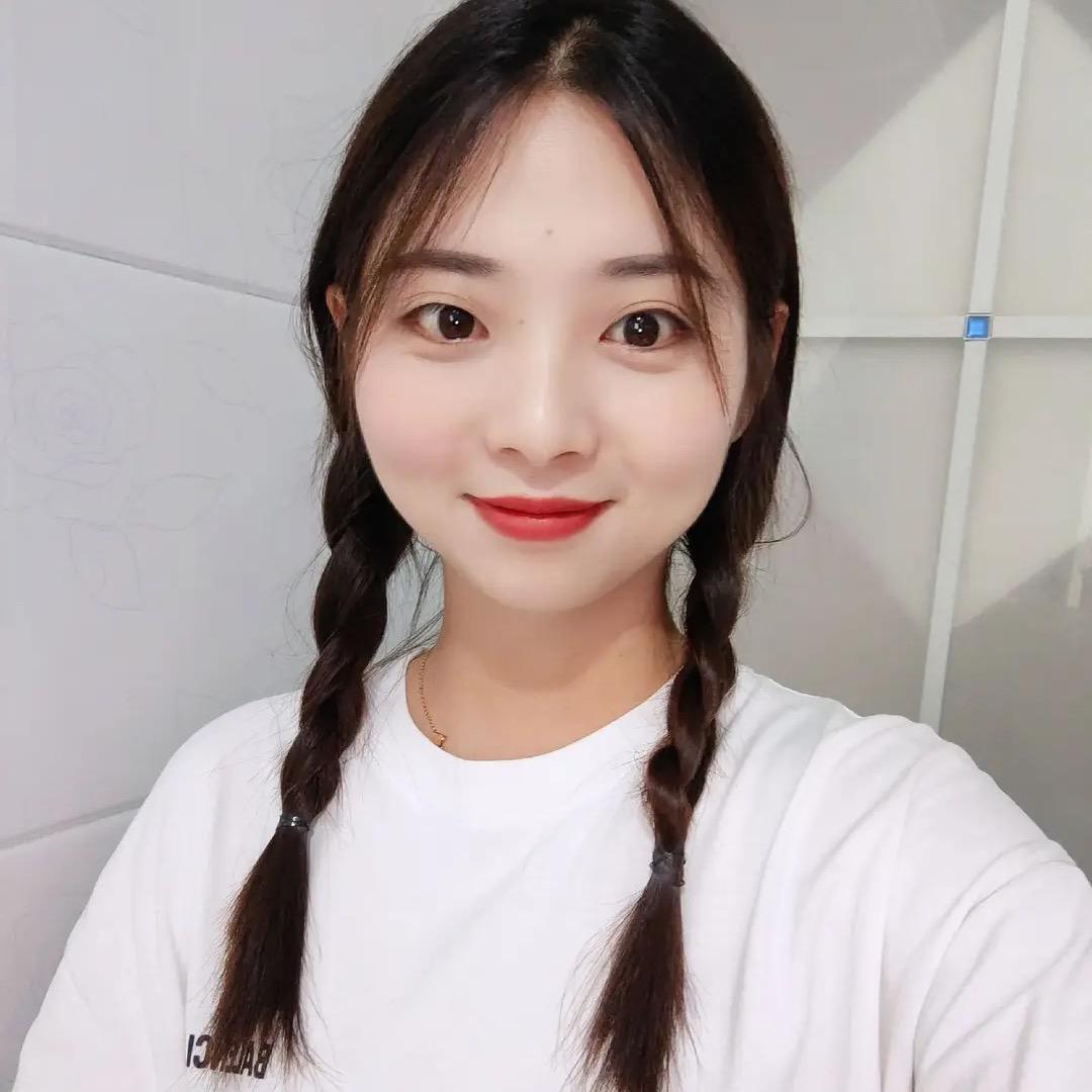 卖烤冷面的小姐姐👧
