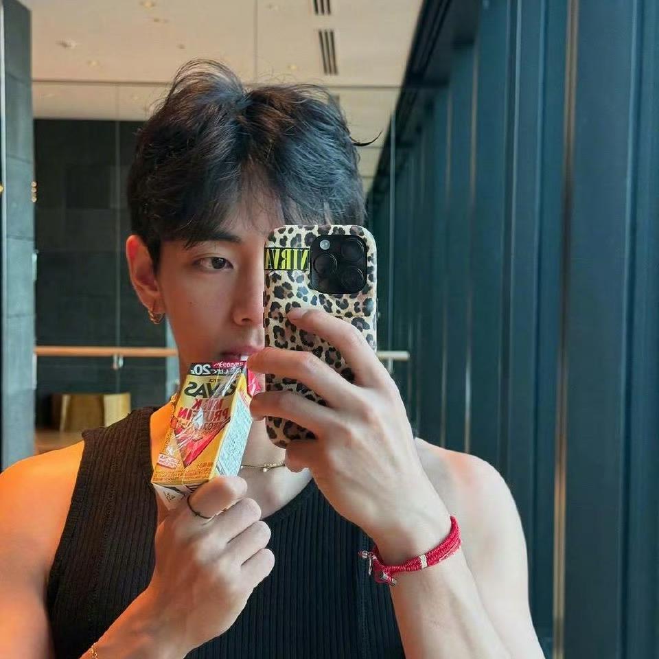 金泰亨头顶有兔毛！