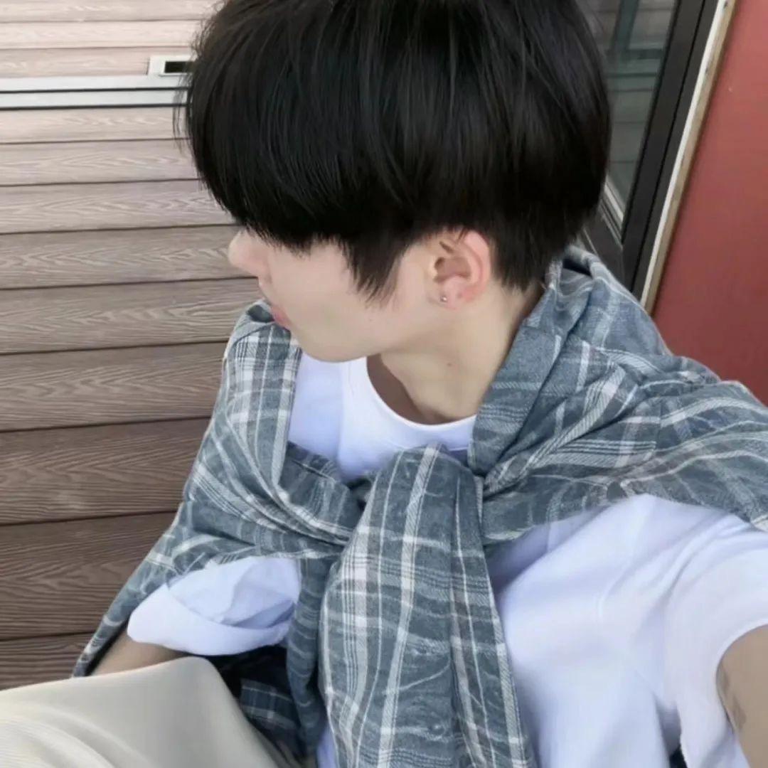 伊.