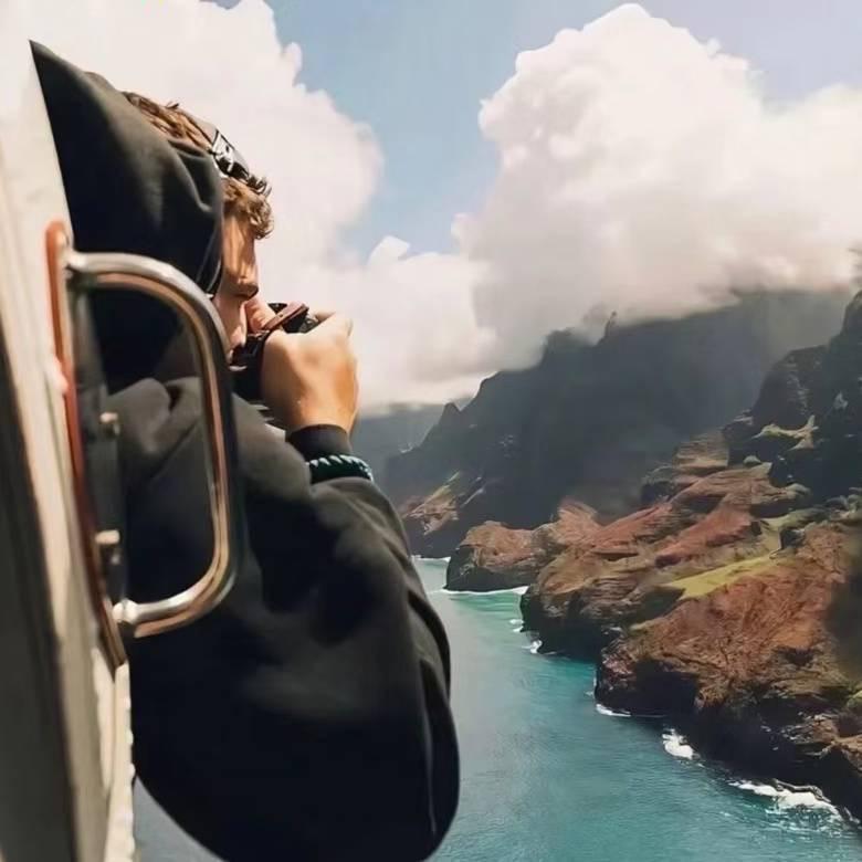 扶老奶奶过马路偷偷顺走她的打火机