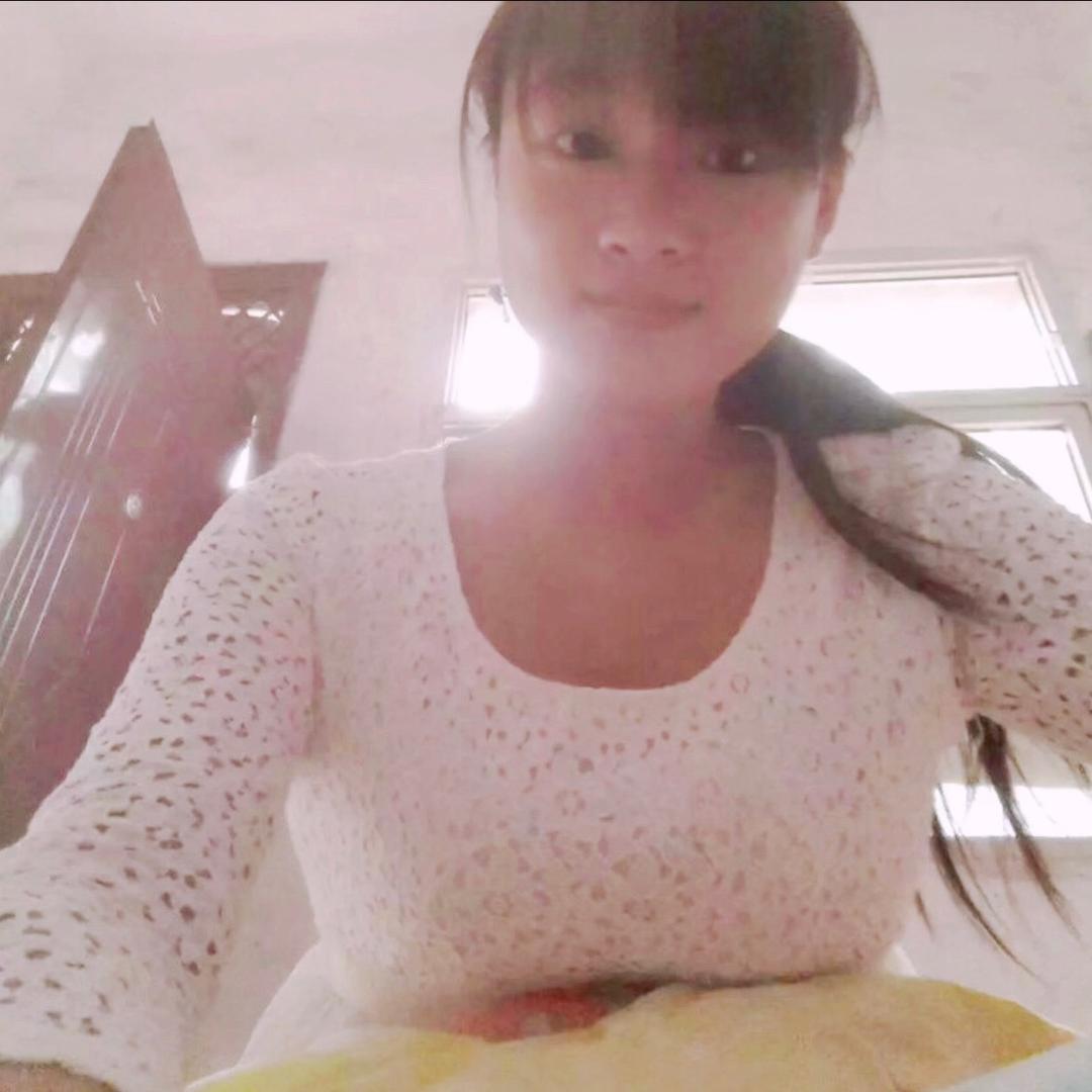 酒窝虎牙笑容妹